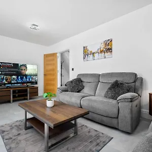 5 Bedroom House Solihull 10 Mins Drive From Bhx & Nec Private Off Road Parking Birmingham