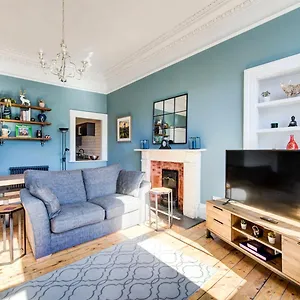 https://guestready-tastefully-furnished-apt-for-6.edinburghhotelsuk.org